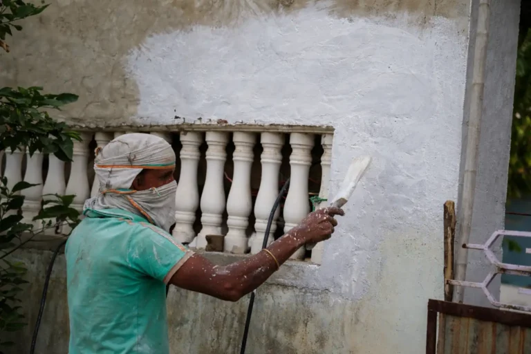 உள் அலங்கார வடிவமைப்பில் நிறக் கோட்பாட்டைப் புரிந்துகொள்வது